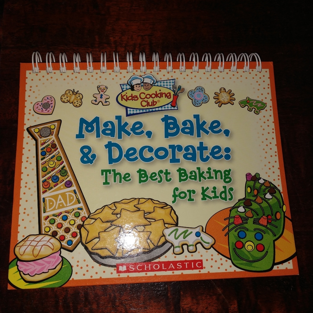2006 Make, Bake, and Decorate cookbook, gently used